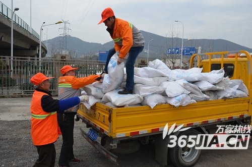 合肥公路局发布首号冰雪应急预案 储备大量防滑防冻材料