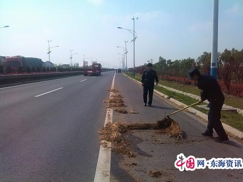 如东路政：主动清除路面废弃草帘 确保公路洁美安畅