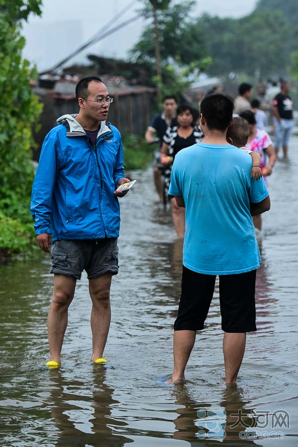 现场直击南京暴雨：蔬菜大棚几乎没顶 收成要泡汤了